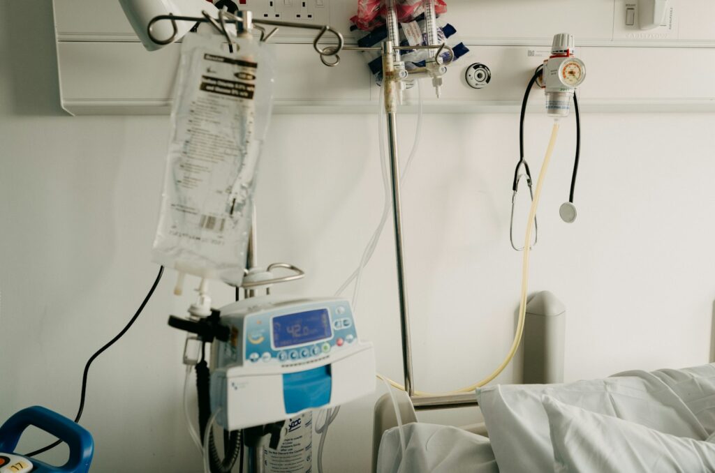 Hospital room with a bed and medical equipment, a clinical setting for student nurses